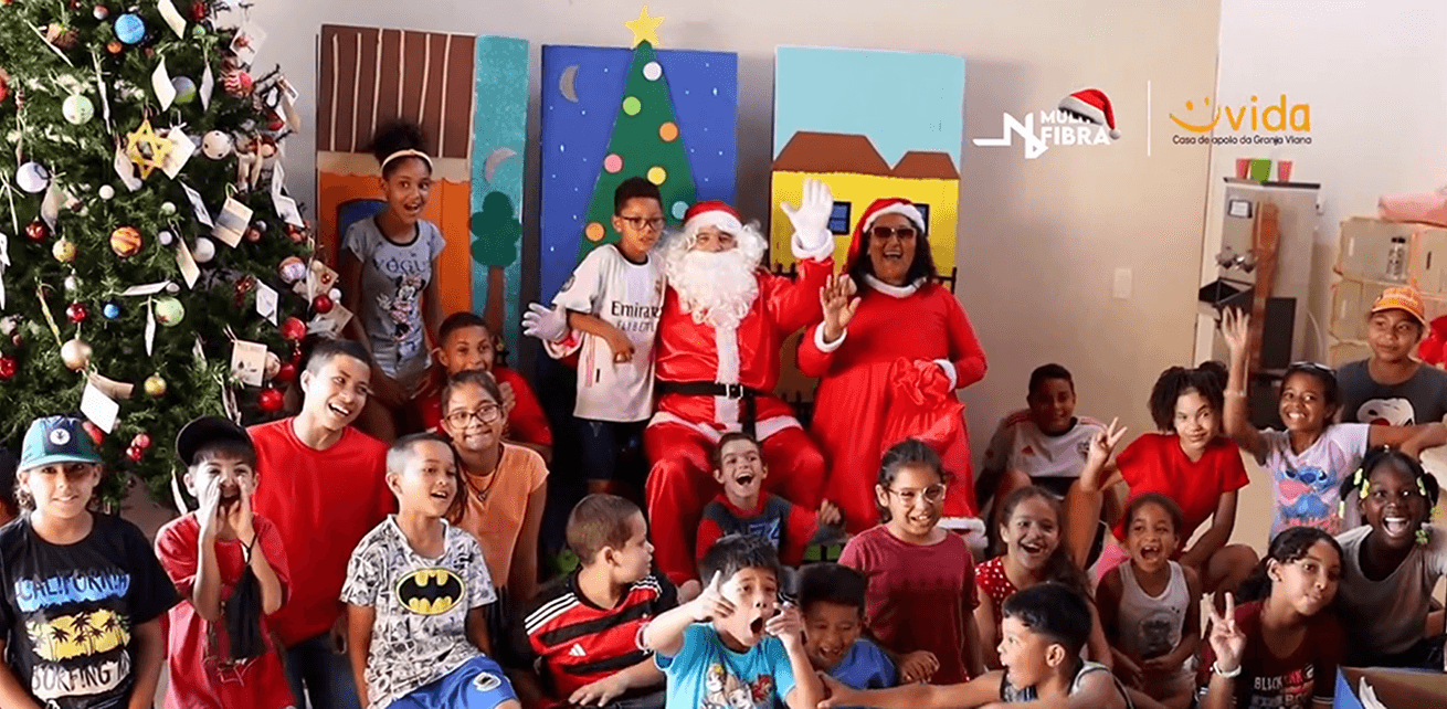 Pessoa carregando o pacote de ração na ação solidária