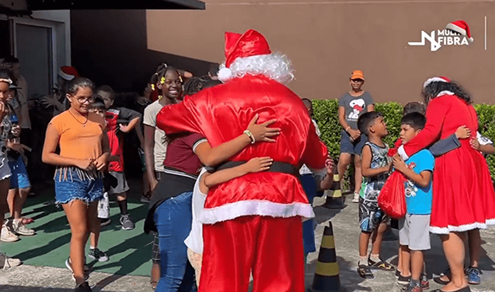 Pessoa bricando com o cachorro na ação solidária